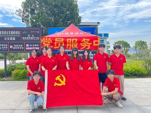 红色先锋在行动，志愿服务助迎新