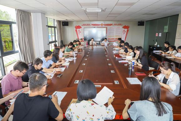 我校召开党委理论中心组学习（扩大）会