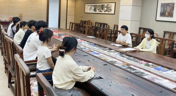 学校党委委员、党委办公室主任何立与摄影与电影技术学院2024年上半年预备党员谈话