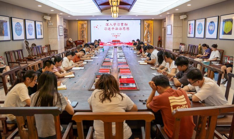 我校召开党委理论学习中心组学习（扩大）会