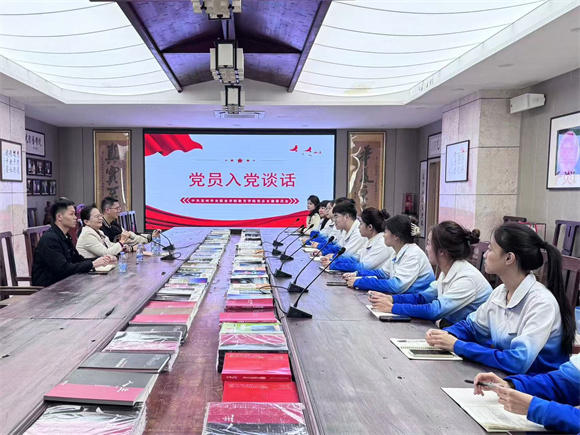 谈话守初心 入党担使命｜陈雅芳校长深入教育学院同预备党员谈心谈话