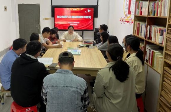 马克思主义学院党支部开展“理论铸魂·光影育人”专题学习与实践活动