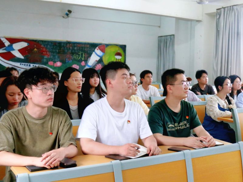 商学院党总支开展《习近平关于加强党的作风建设论述摘编》专题学习会