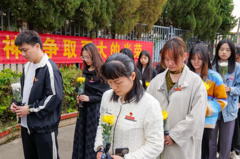 缅怀先烈守初心 践行政绩显担当——健康管理学院党总支开展清明祭扫暨政绩观专题学习主题党日活动