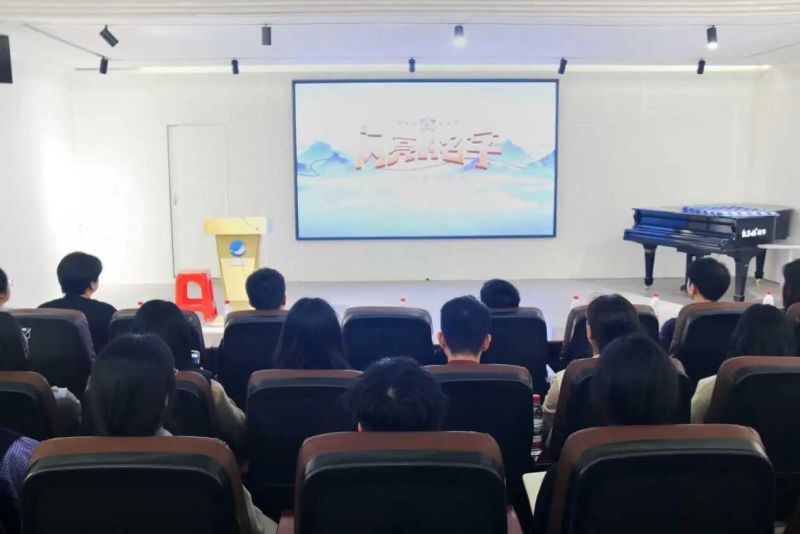 汲取榜样力量 筑牢初心使命——数智商贸学院组织观看《闪亮的名字》