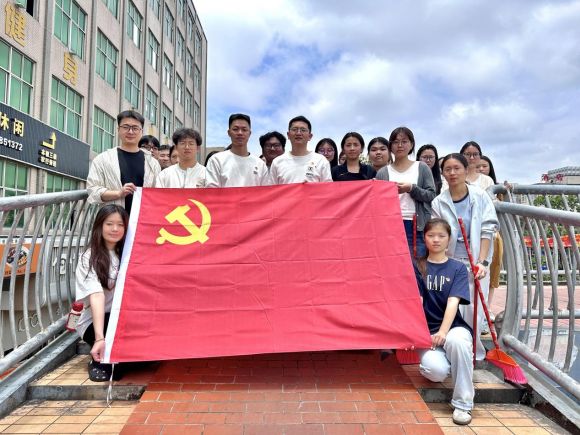 文旅与教育学院党总支开展“清扫华光天桥”主题党日活动