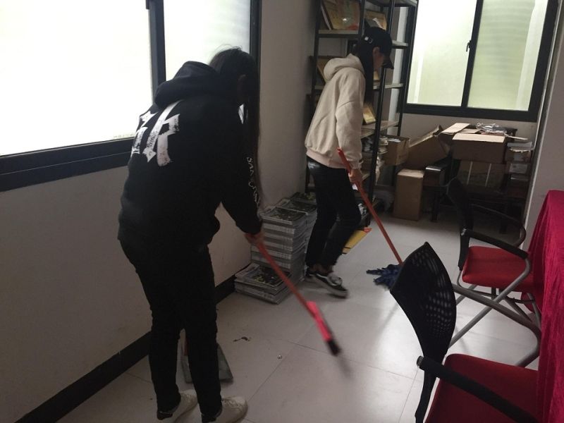 “扫除旧尘,温暖迎新”—艺术设计学院开展入党积极分子美化校园打扫活动