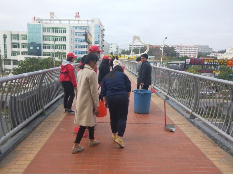 建工学院开展“学习雷锋好榜样”志愿清扫活动