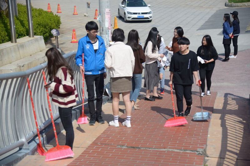 摄影学院党支部开展“践行雷锋精神”志愿清扫活动