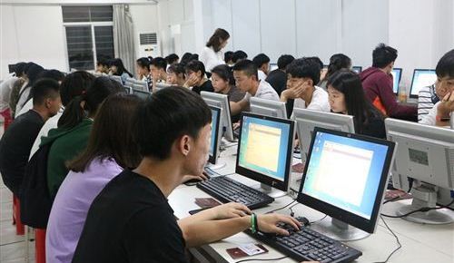 我校第10期党校结业考试顺利举行