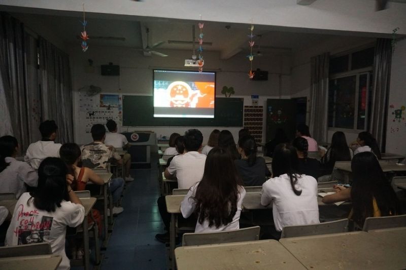 商学院党支部组织师生党员观看《厉害了，我的国》