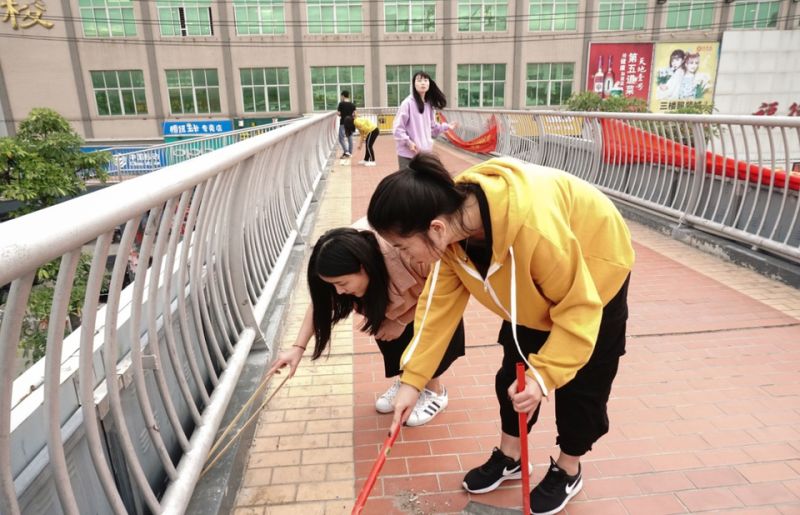 美化华光天桥，践行党员担当