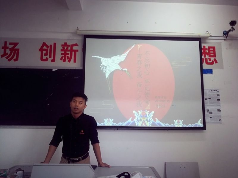 教育学院党支部召开以“不忘初心 牢记使命”为主题的新老党员座谈会