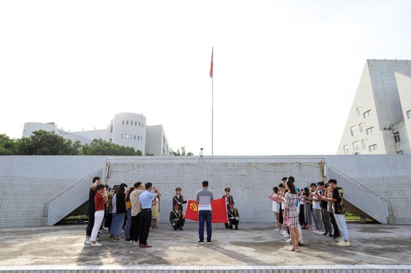 重温入党誓词 牢记初心使命