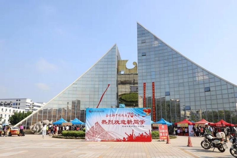 党员助力迎新生 贴心服务展风采