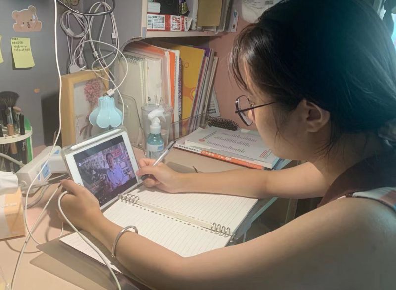工艺美术学院党支部组织全院师生共同收看“同上一堂思政课”