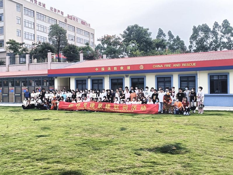 近邻党建联建联创活动丨走进消防队 致敬火焰蓝