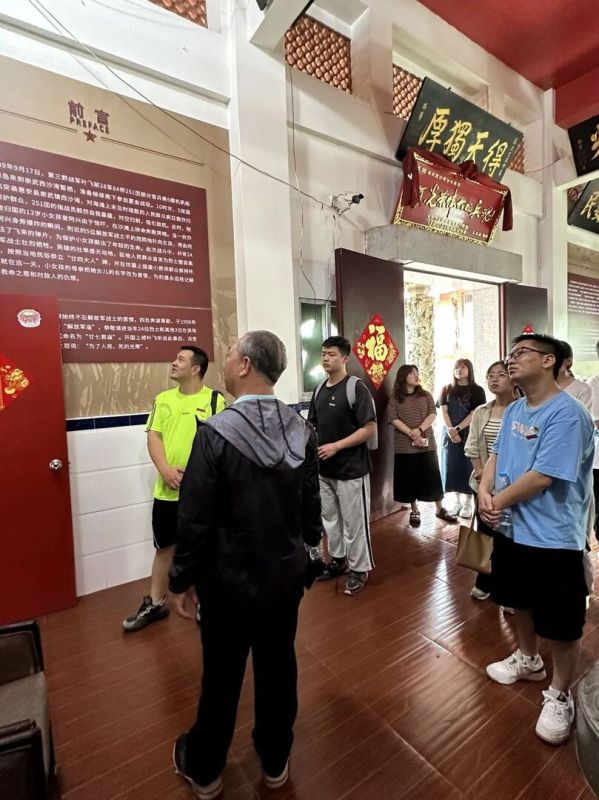 缅怀革命先烈 传承红色精神 ——我院开展“领导陪师生过周末”活动