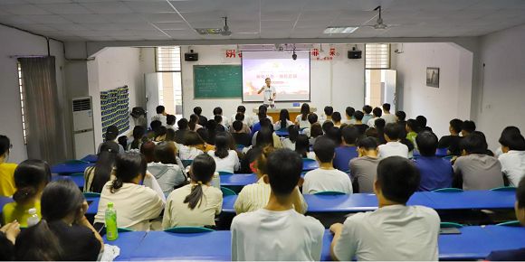 锤炼品格强化忠诚丨校党委副书记上党课
